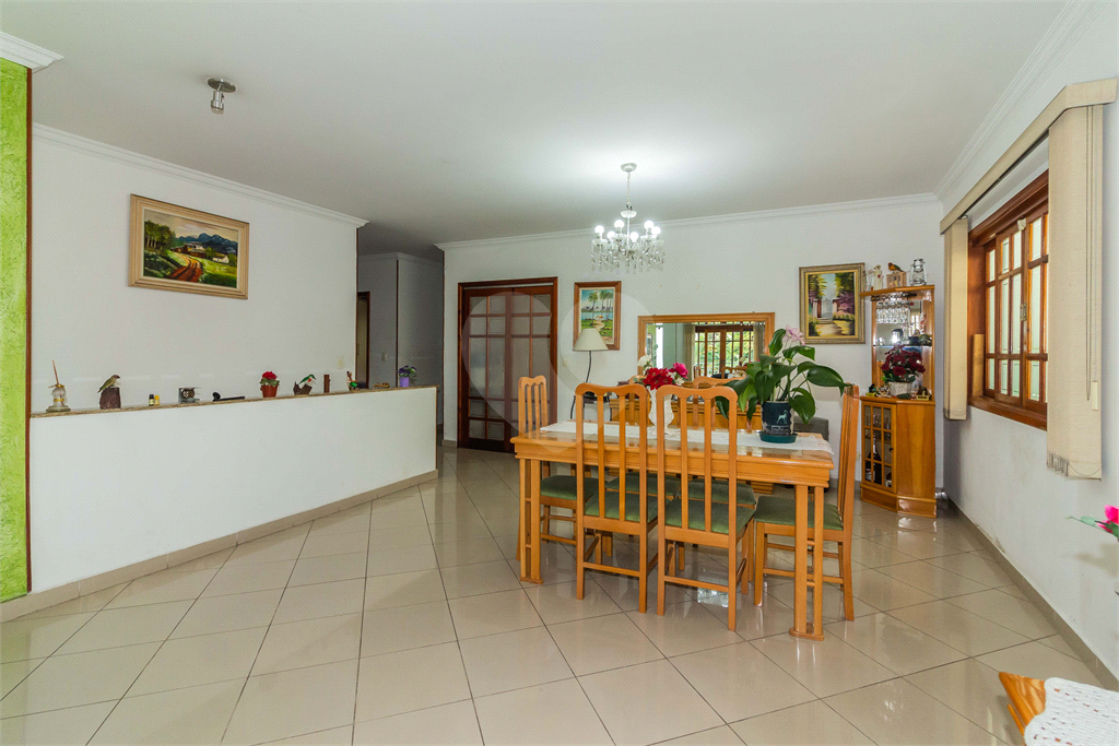CASA À VENDA COM 4 QUARTOS -  6 VAGAS NO BAIRRO VILA SÃO FRANCISCO.