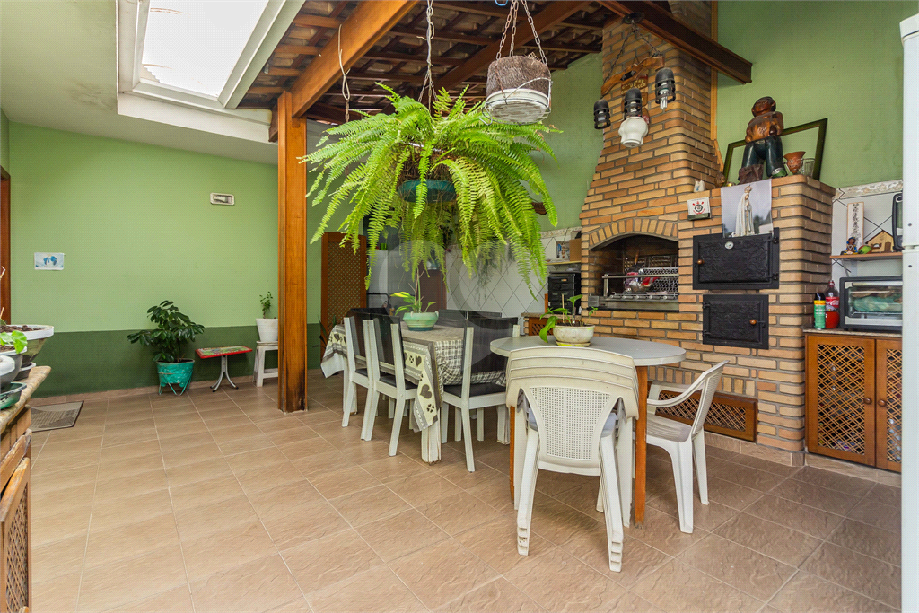 CASA À VENDA COM 4 QUARTOS -  6 VAGAS NO BAIRRO VILA SÃO FRANCISCO.