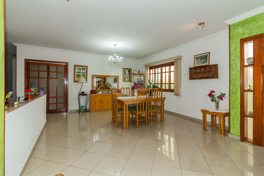 CASA À VENDA COM 4 QUARTOS -  6 VAGAS NO BAIRRO VILA SÃO FRANCISCO.