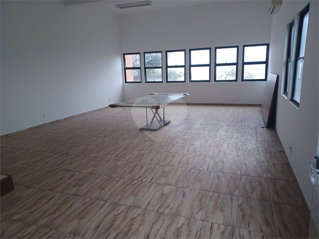 Prédio comercial, distribuídos em 4 pavimentos, total 8 salas e 7 banheiros