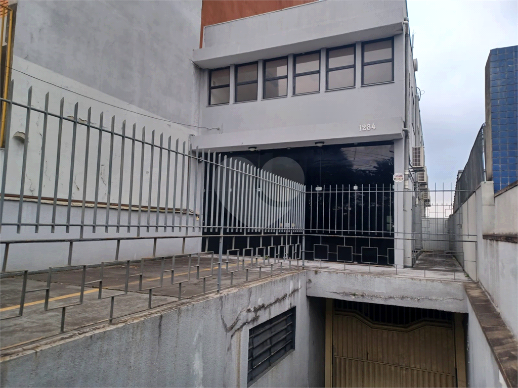 Prédio comercial, distribuídos em 4 pavimentos, total 8 salas e 7 banheiros