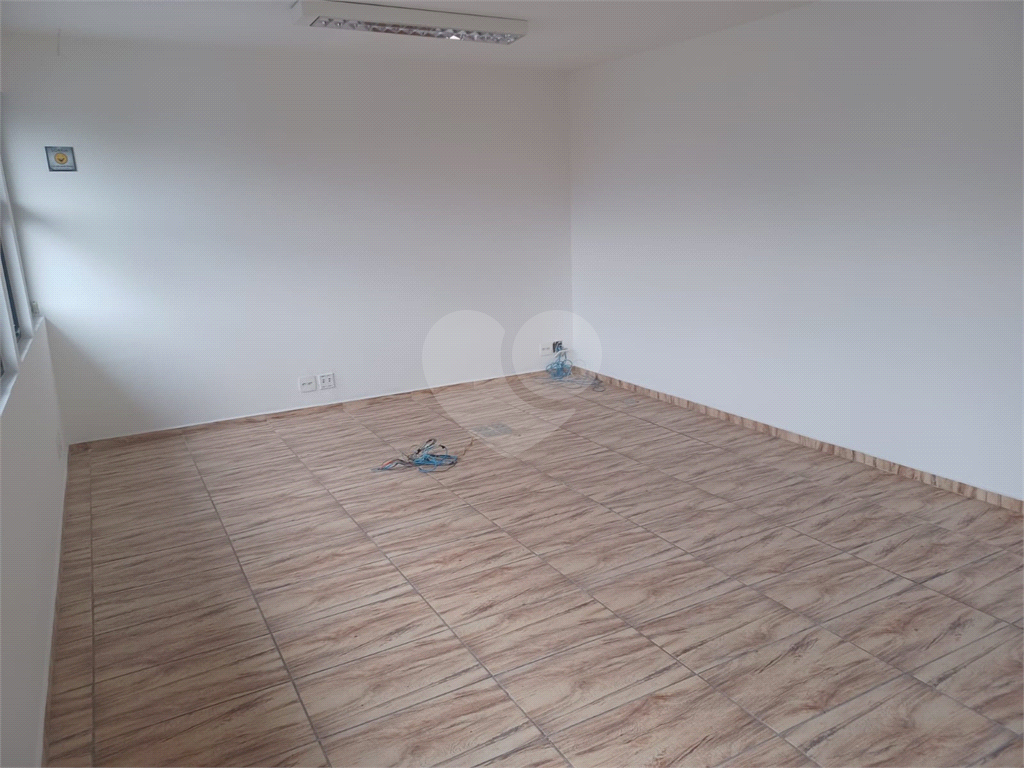 Prédio comercial, distribuídos em 4 pavimentos, total 8 salas e 7 banheiros