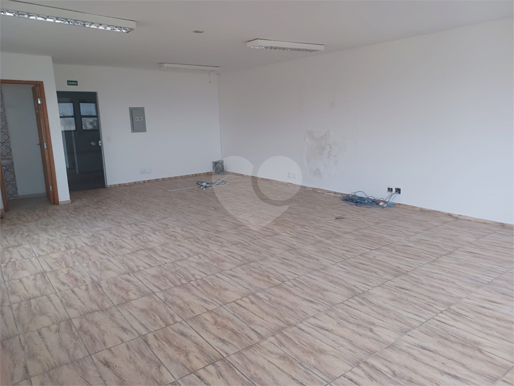 Prédio comercial, distribuídos em 4 pavimentos, total 8 salas e 7 banheiros