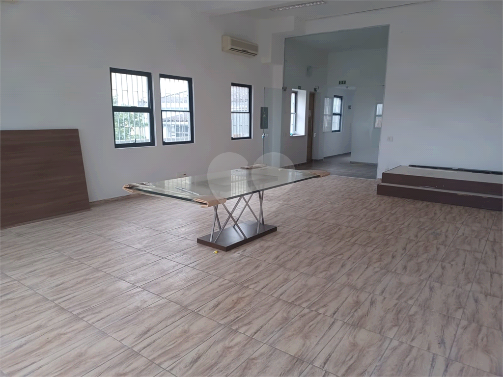 Prédio comercial, distribuídos em 4 pavimentos, total 8 salas e 7 banheiros