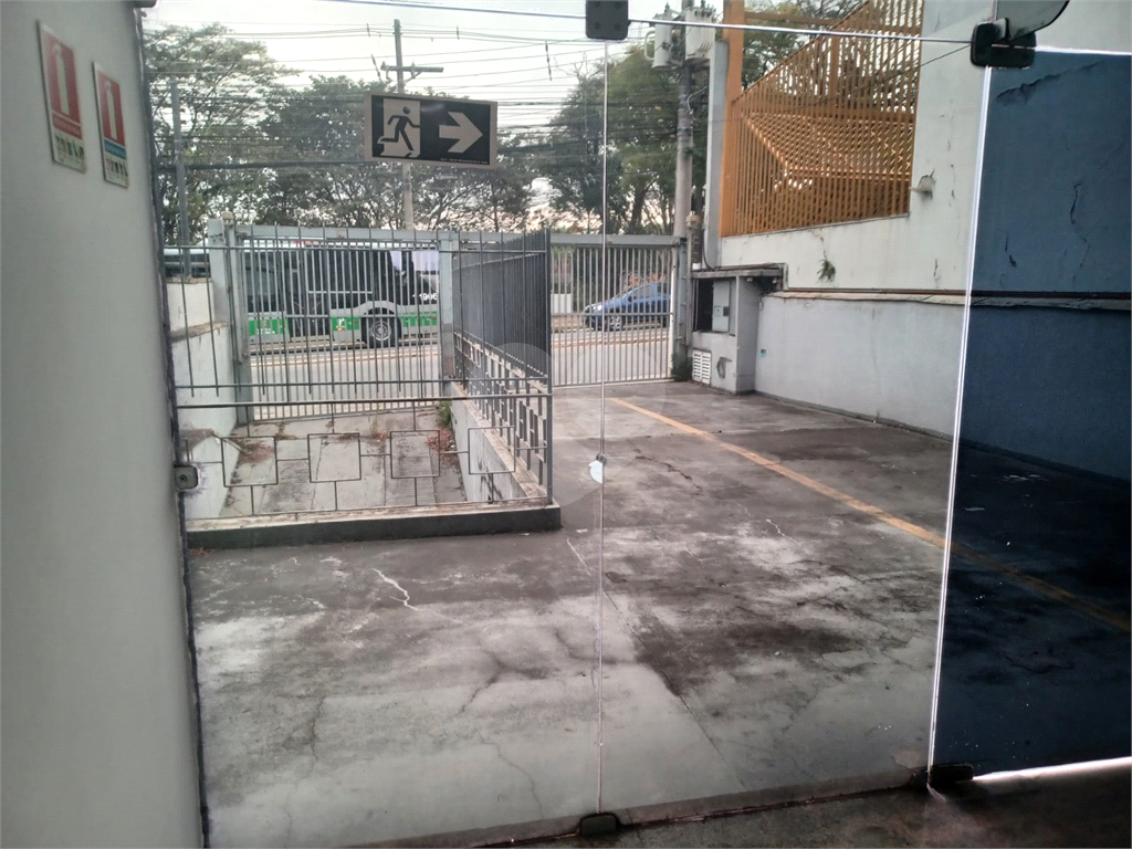 Prédio comercial, distribuídos em 4 pavimentos, total 8 salas e 7 banheiros