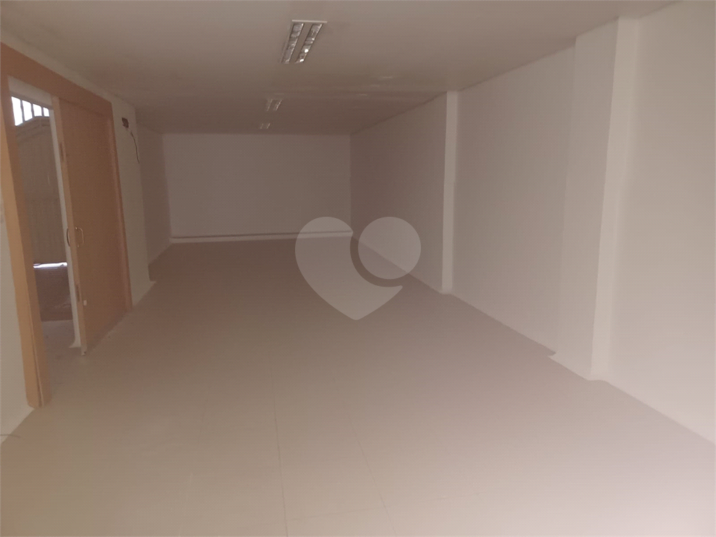 Prédio comercial, distribuídos em 4 pavimentos, total 8 salas e 7 banheiros