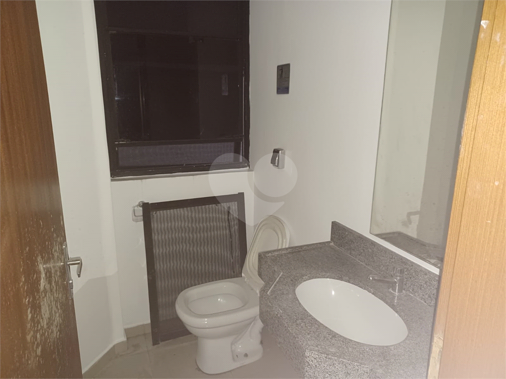 Prédio comercial, distribuídos em 4 pavimentos, total 8 salas e 7 banheiros