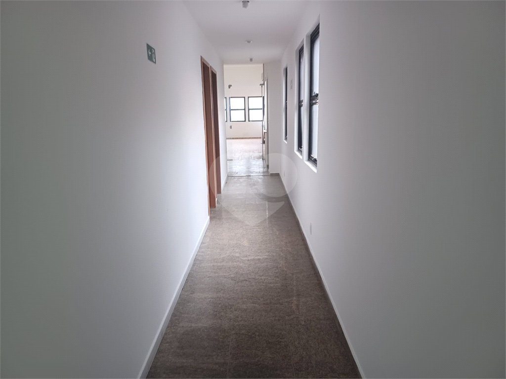 Prédio comercial, distribuídos em 4 pavimentos, total 8 salas e 7 banheiros