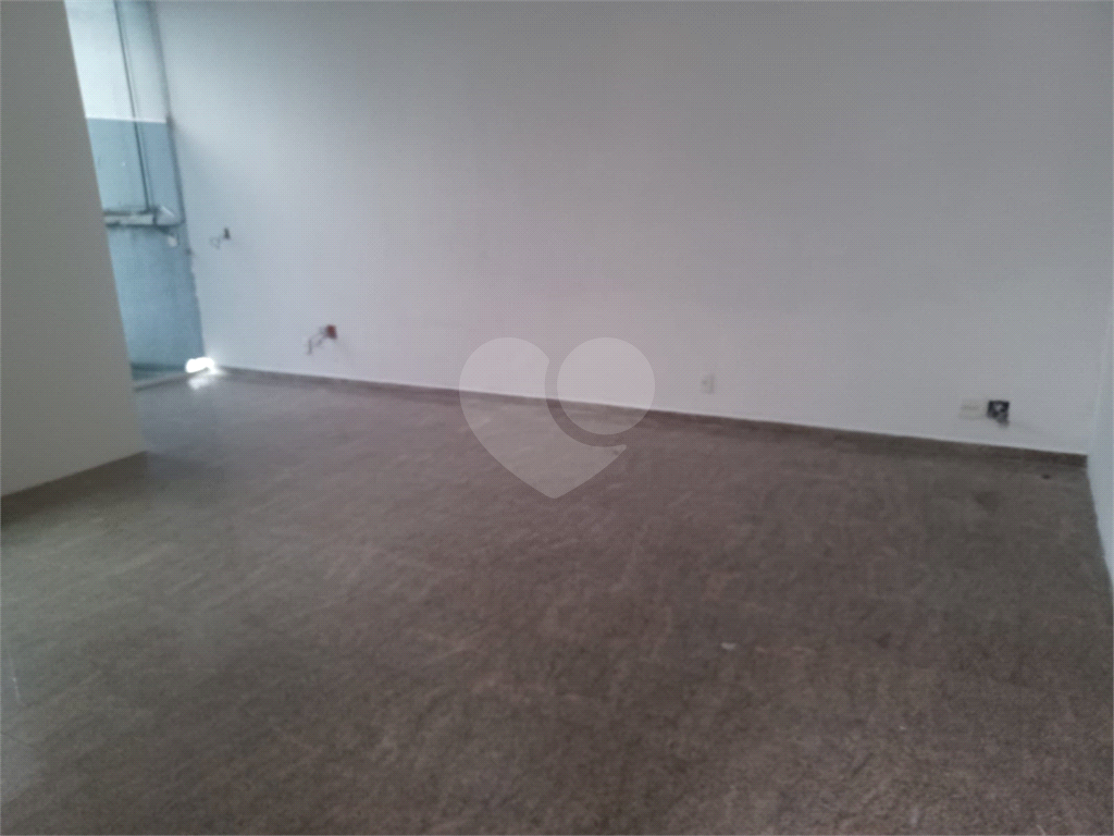 Prédio comercial, distribuídos em 4 pavimentos, total 8 salas e 7 banheiros