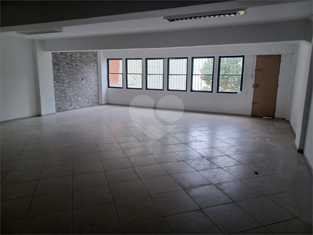 Prédio comercial, distribuídos em 4 pavimentos, total 8 salas e 7 banheiros