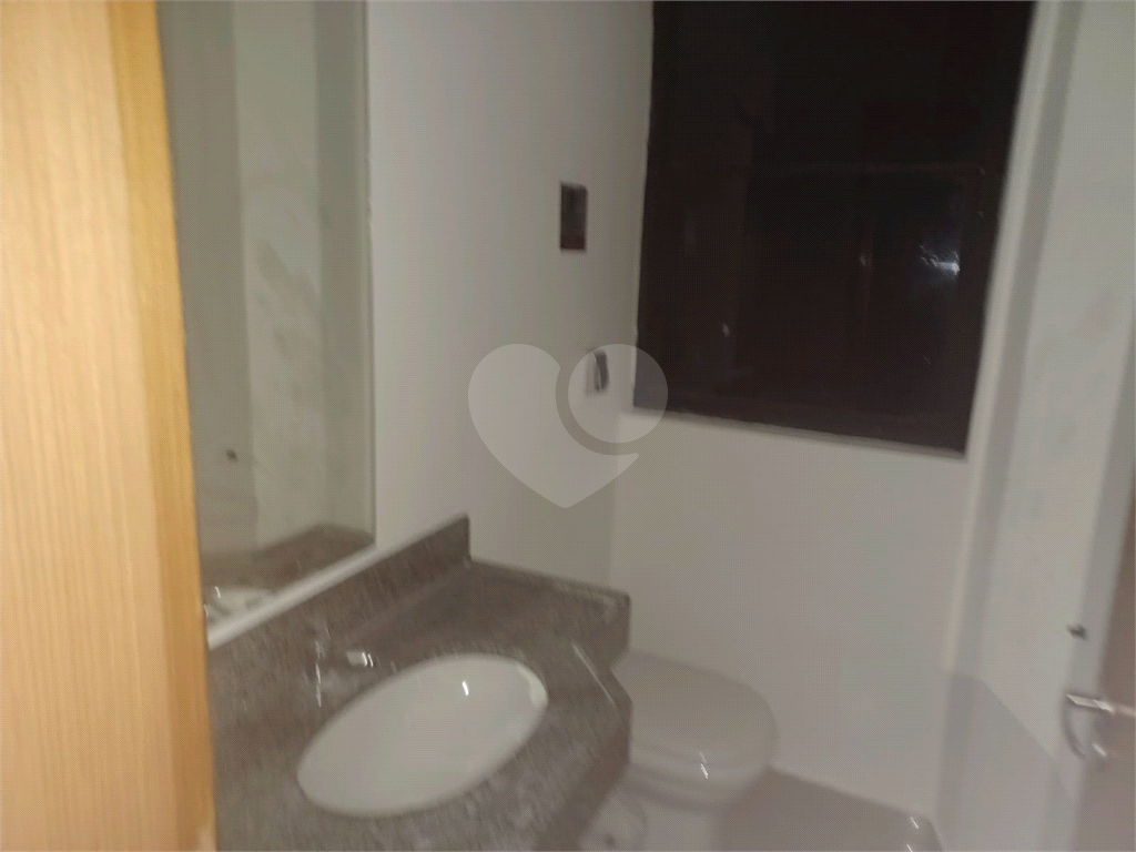 Prédio comercial, distribuídos em 4 pavimentos, total 8 salas e 7 banheiros