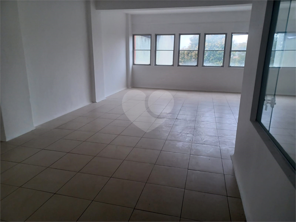 Prédio comercial, distribuídos em 4 pavimentos, total 8 salas e 7 banheiros