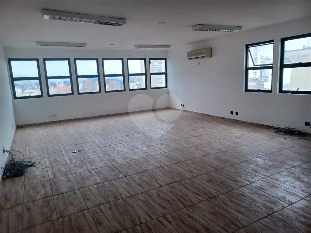 Prédio comercial, distribuídos em 4 pavimentos, total 8 salas e 7 banheiros