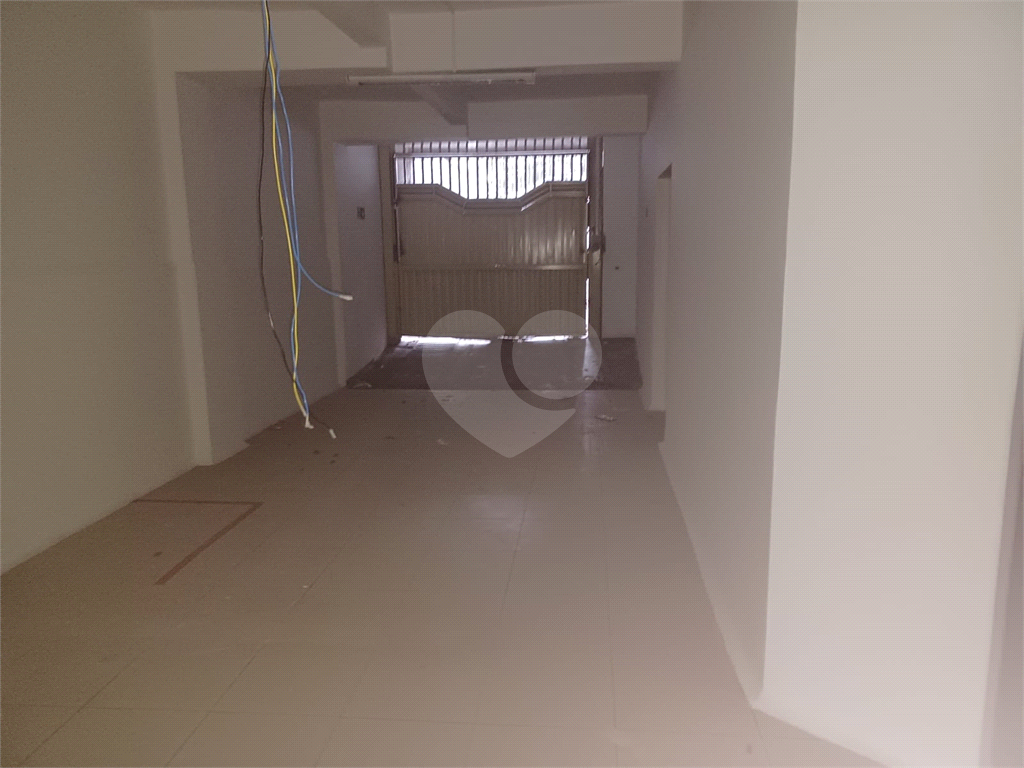 Prédio comercial, distribuídos em 4 pavimentos, total 8 salas e 7 banheiros