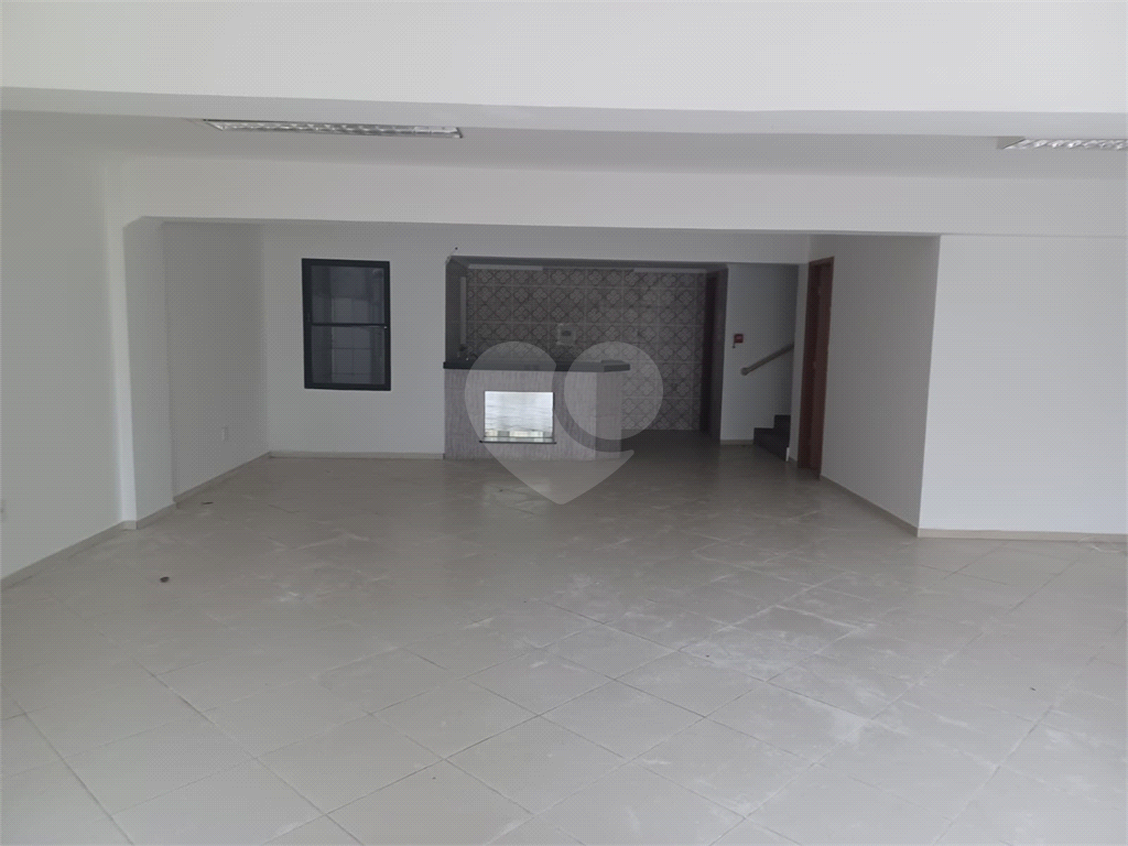 Prédio comercial, distribuídos em 4 pavimentos, total 8 salas e 7 banheiros