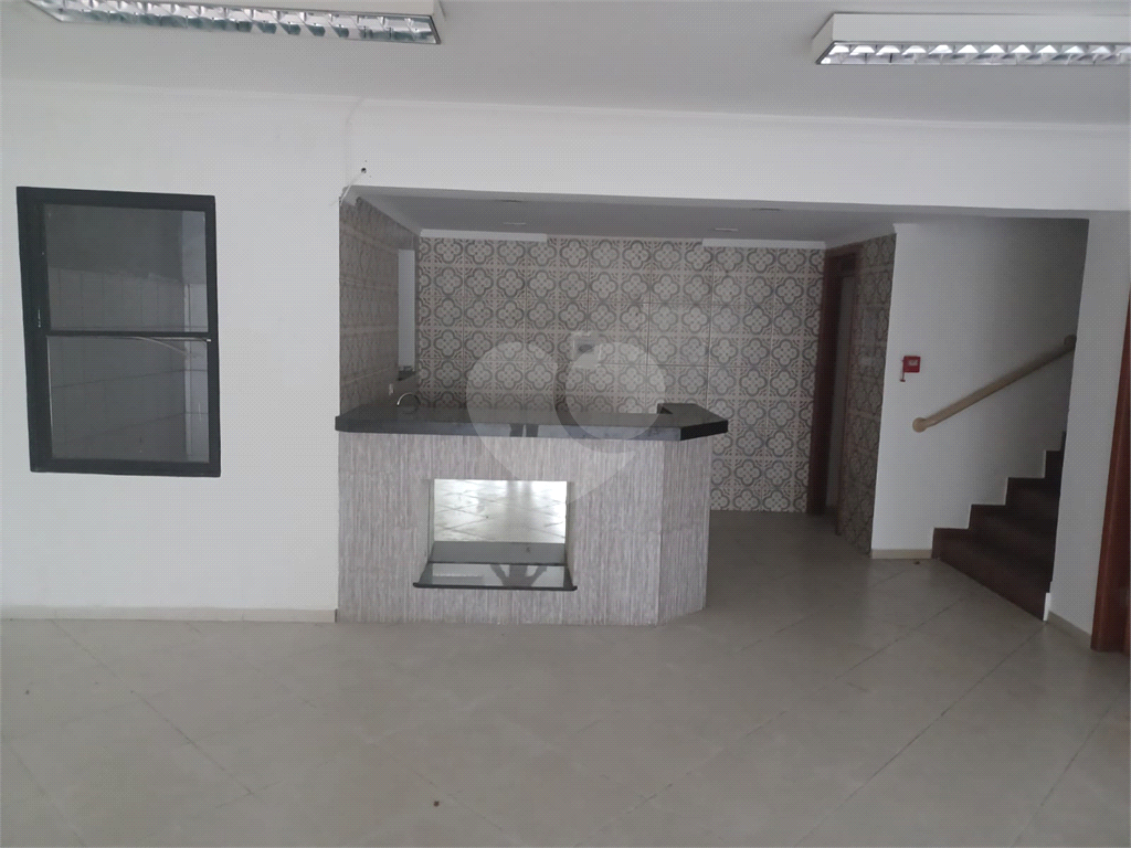 Prédio comercial, distribuídos em 4 pavimentos, total 8 salas e 7 banheiros