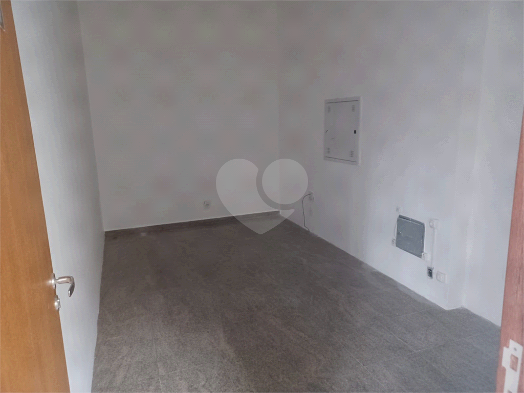 Prédio comercial, distribuídos em 4 pavimentos, total 8 salas e 7 banheiros