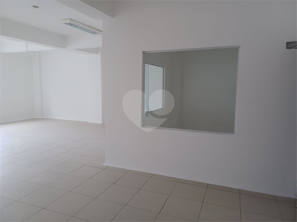 Prédio comercial, distribuídos em 4 pavimentos, total 8 salas e 7 banheiros