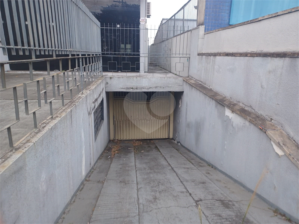 Prédio comercial, distribuídos em 4 pavimentos, total 8 salas e 7 banheiros