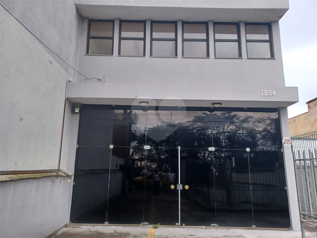 Prédio comercial, distribuídos em 4 pavimentos, total 8 salas e 7 banheiros