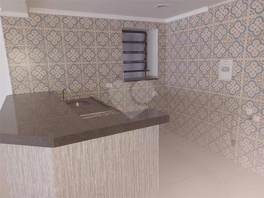 Prédio comercial, distribuídos em 4 pavimentos, total 8 salas e 7 banheiros