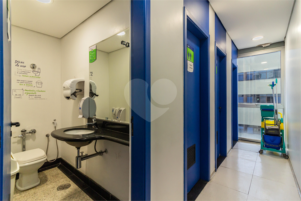 PRÉDIO COMERCIAL À VENDA OU LOCAÇÃO COM 3 PAVIMENTOS NA BARRA FUNDA.
