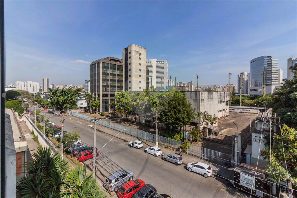 PRÉDIO COMERCIAL À VENDA OU LOCAÇÃO COM 3 PAVIMENTOS NA BARRA FUNDA.