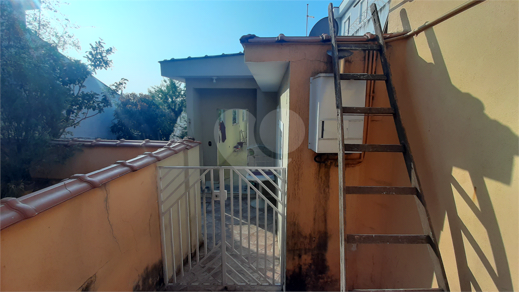 São 3 casas, próximo ao metrô Parada Inglesa, próximo a comércios da região.