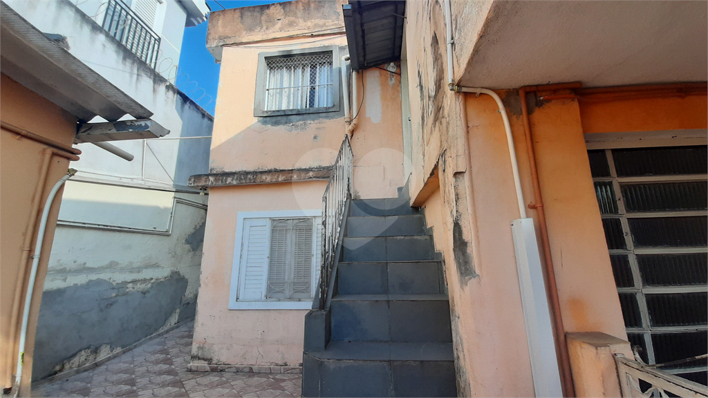 São 3 casas, próximo ao metrô Parada Inglesa, próximo a comércios da região.