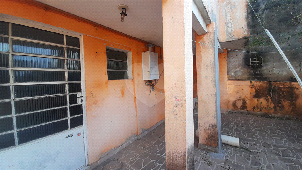 São 3 casas, próximo ao metrô Parada Inglesa, próximo a comércios da região.