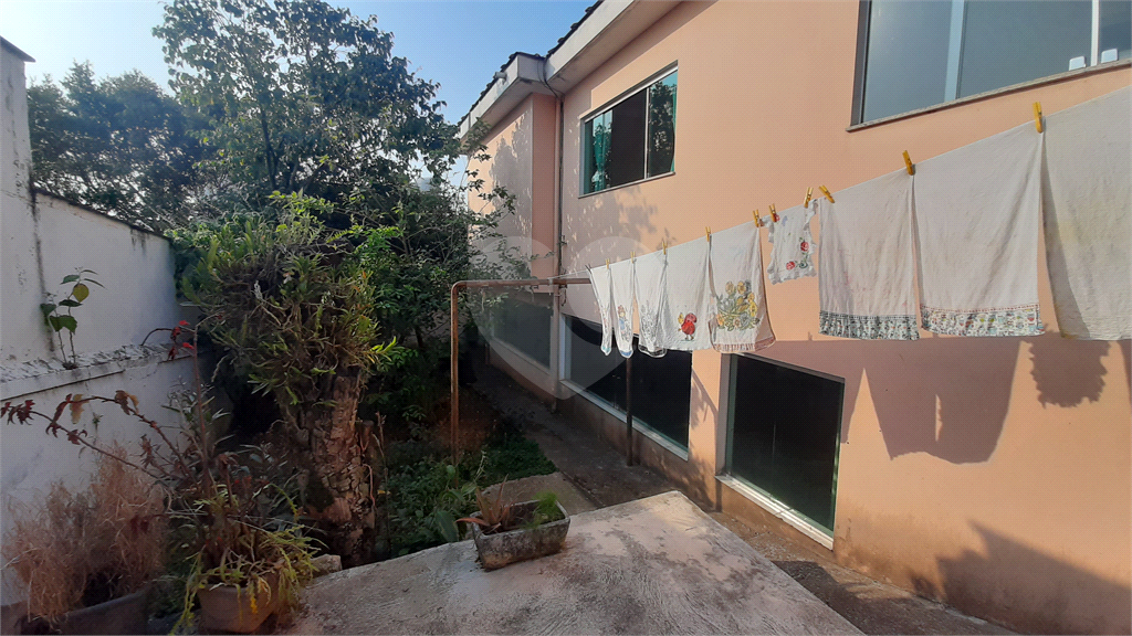 São 3 casas, próximo ao metrô Parada Inglesa, próximo a comércios da região.