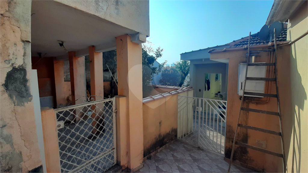 São 3 casas, próximo ao metrô Parada Inglesa, próximo a comércios da região.