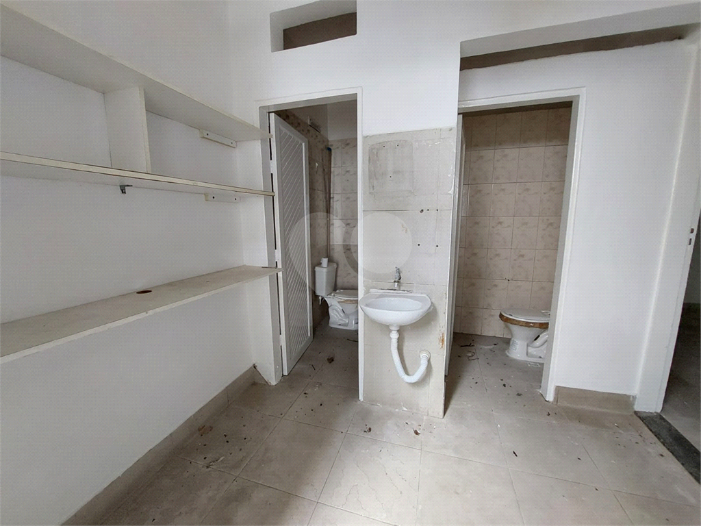Prédio de esquina com 300M², localizado em região estratégica na :Parada Inglesa