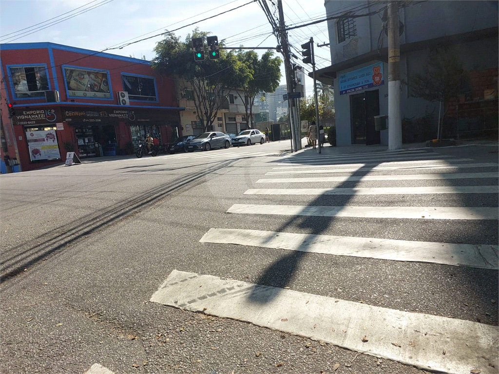 Prédio de esquina com 300M², localizado em região estratégica na :Parada Inglesa