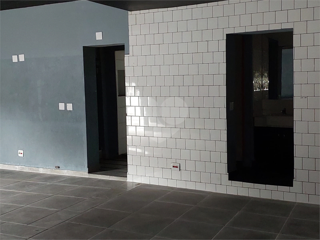 Prédio de esquina com 300M², localizado em região estratégica na :Parada Inglesa