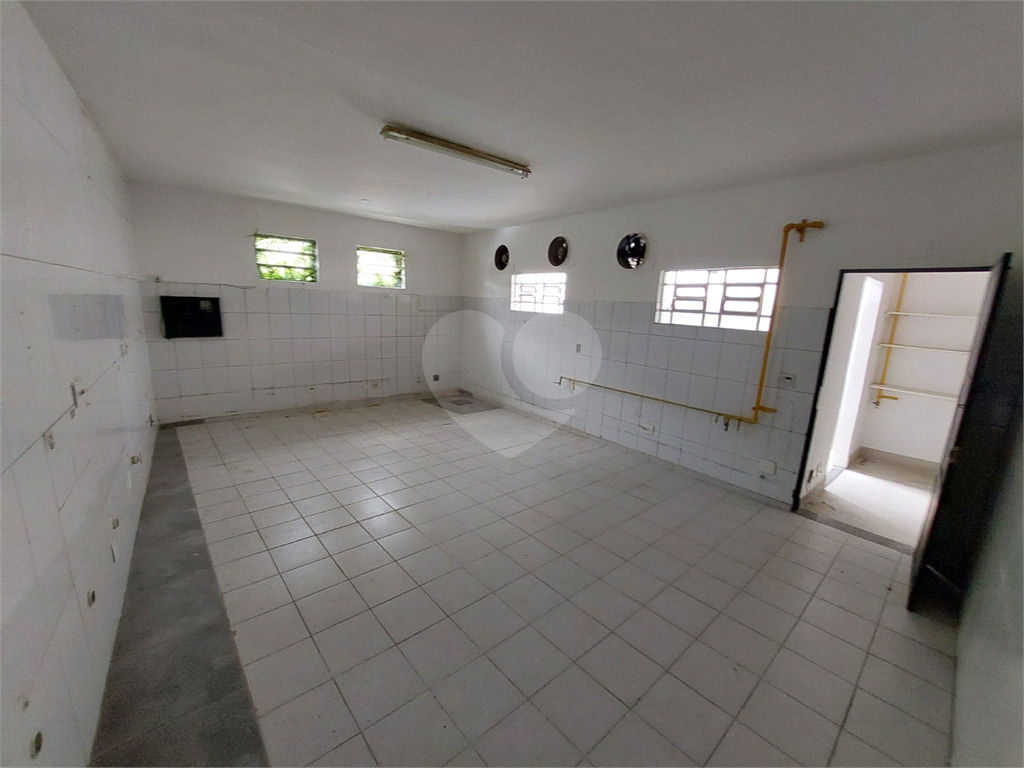 Prédio de esquina com 300M², localizado em região estratégica na :Parada Inglesa