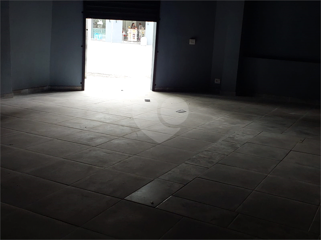 Prédio de esquina com 300M², localizado em região estratégica na :Parada Inglesa