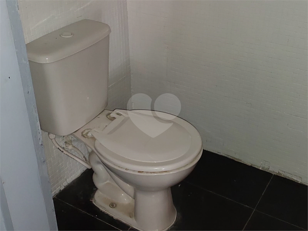 Prédio de esquina com 300M², localizado em região estratégica na :Parada Inglesa