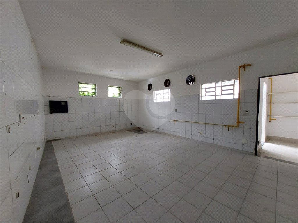 Prédio de esquina com 300M², localizado em região estratégica na :Parada Inglesa