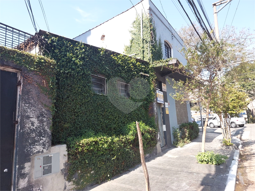Prédio de esquina com 300M², localizado em região estratégica na :Parada Inglesa