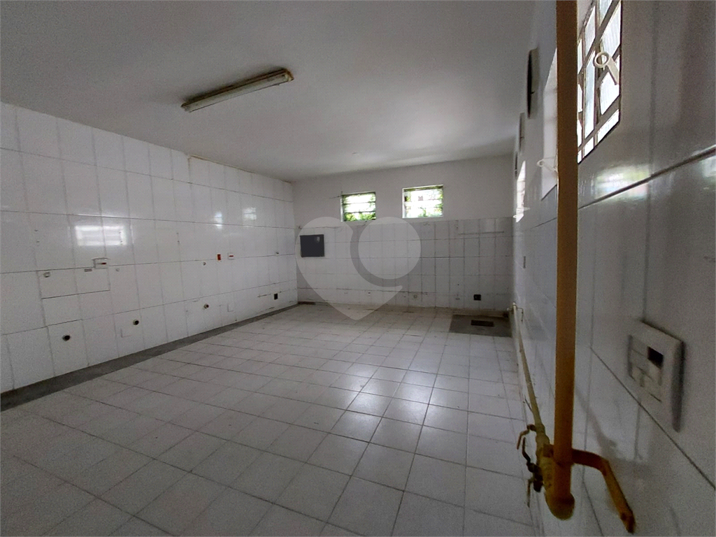Prédio de esquina com 300M², localizado em região estratégica na :Parada Inglesa