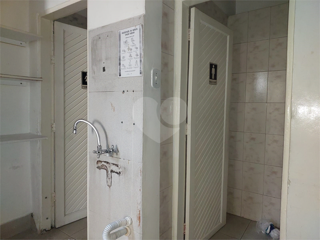 Prédio de esquina com 300M², localizado em região estratégica na :Parada Inglesa