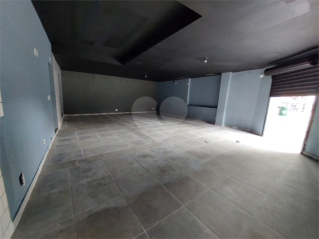Prédio de esquina com 300M², localizado em região estratégica na :Parada Inglesa