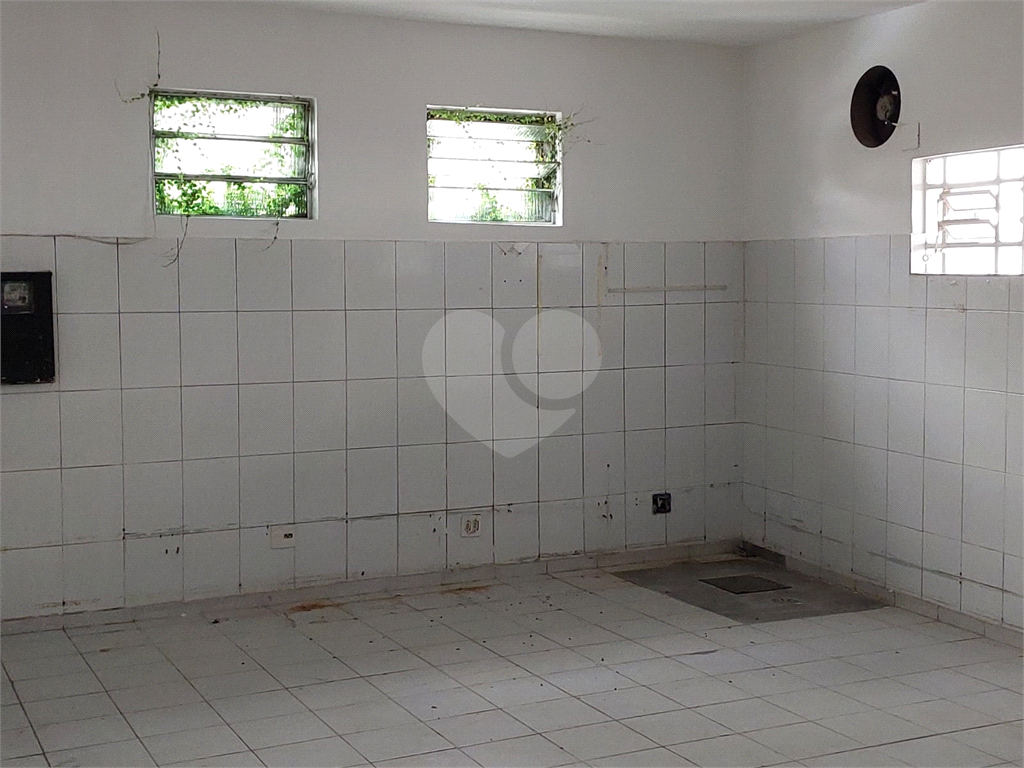 Prédio de esquina com 300M², localizado em região estratégica na :Parada Inglesa