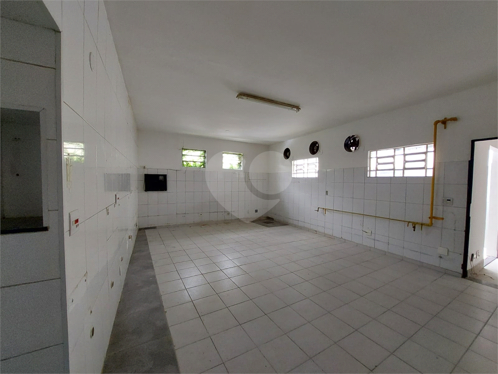 Prédio de esquina com 300M², localizado em região estratégica na :Parada Inglesa