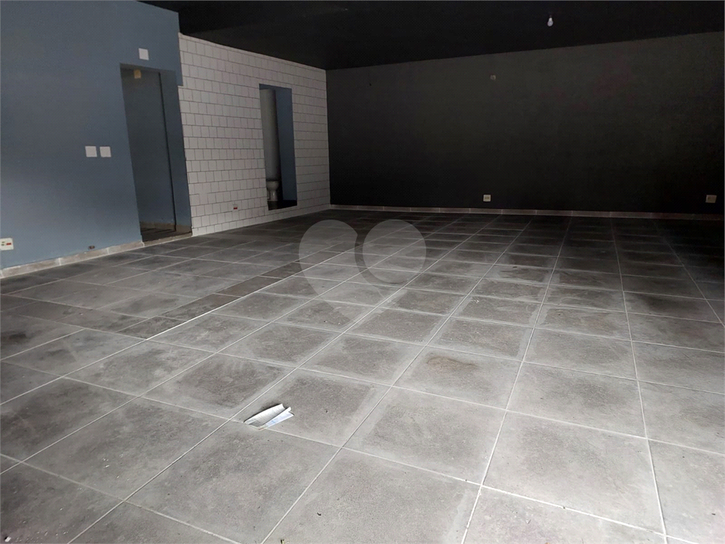 Prédio de esquina com 300M², localizado em região estratégica na :Parada Inglesa