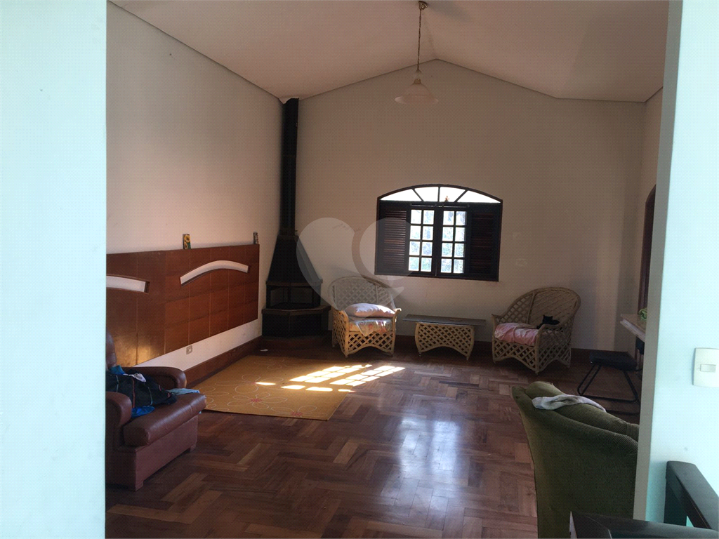 Casa no condomínio  em Embu  740 m² 