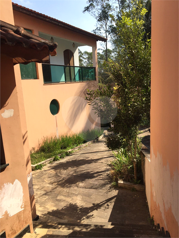 Casa no condomínio  em Embu  740 m² 