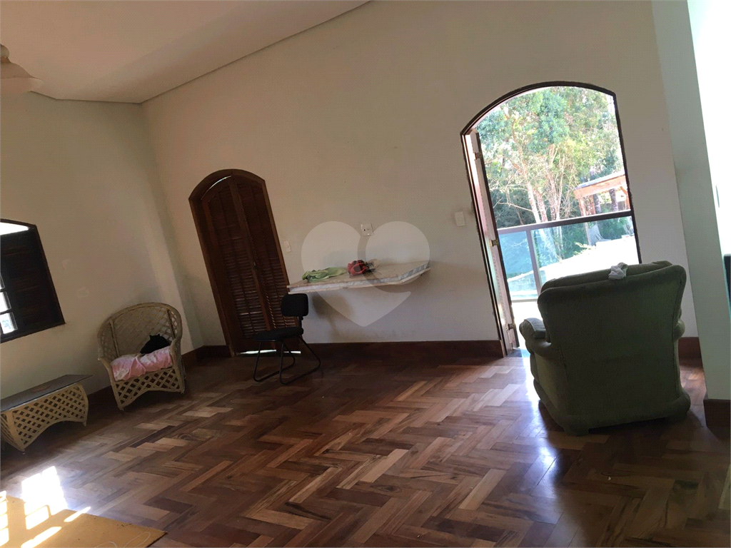 Casa no condomínio  em Embu  740 m² 