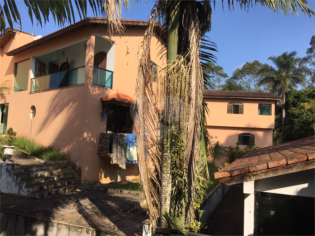Casa no condomínio  em Embu  740 m² 